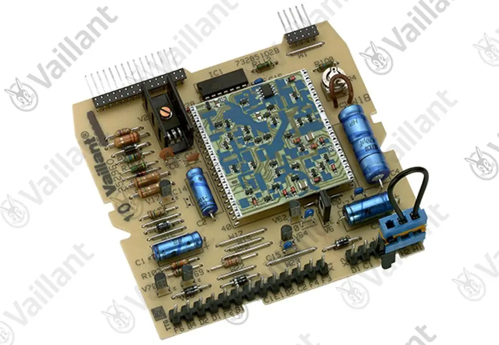 Platinenlayout eines elektronischen Reglers von Vaillant, mit verschiedenen Widerständen, Kondensatoren und integrierten Schaltkreisen, montiert auf einer Leiterplatte.